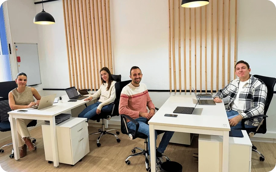 Equipo de OKSEO trabajando en la oficina